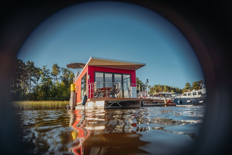 Hausboot-Enola26 Hausboot Enola vom Wasser aus durch ein Fernrohr gesehen