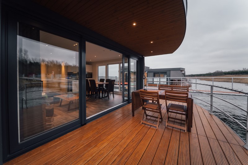 Hausboot-la-belle-vie6 Terrasse mit Esstisch auf Hausboot La belle vie