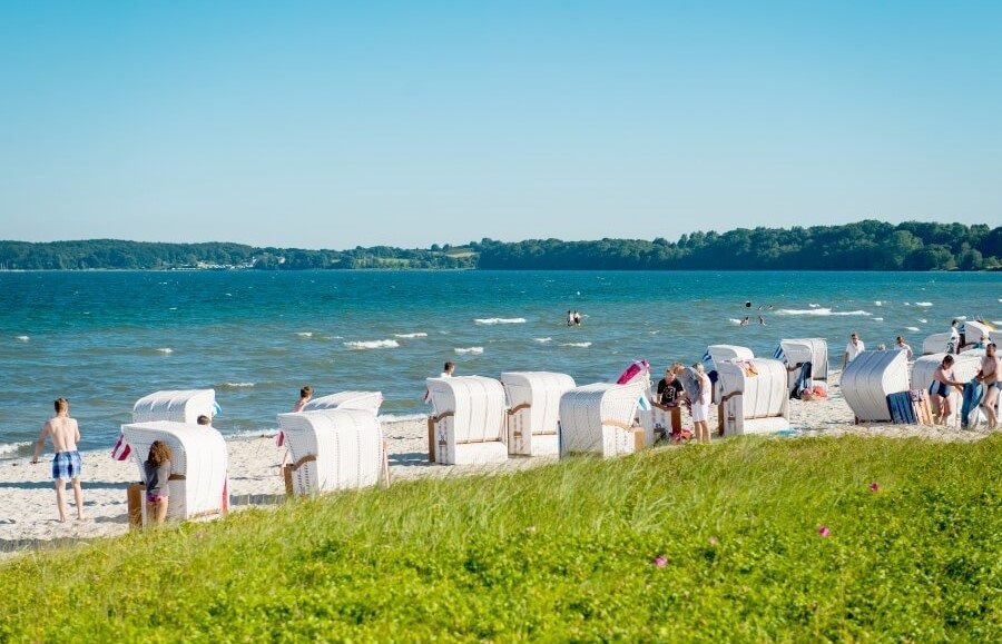 Belebter Strand in Flensburg mit Strandkörben
