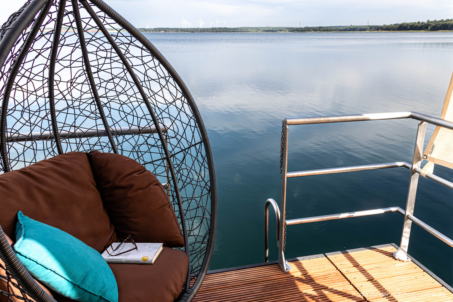 8_Hausboot_Kontiki_43 Gemütlicher Hängesessel auf der Terrasse von Hausboot KonTiki
